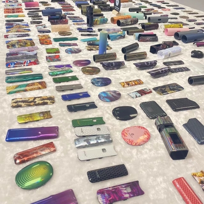 Un fabricante profesional de personalización de piezas de plástico en proceso de decoración de moldes (IMD) de China